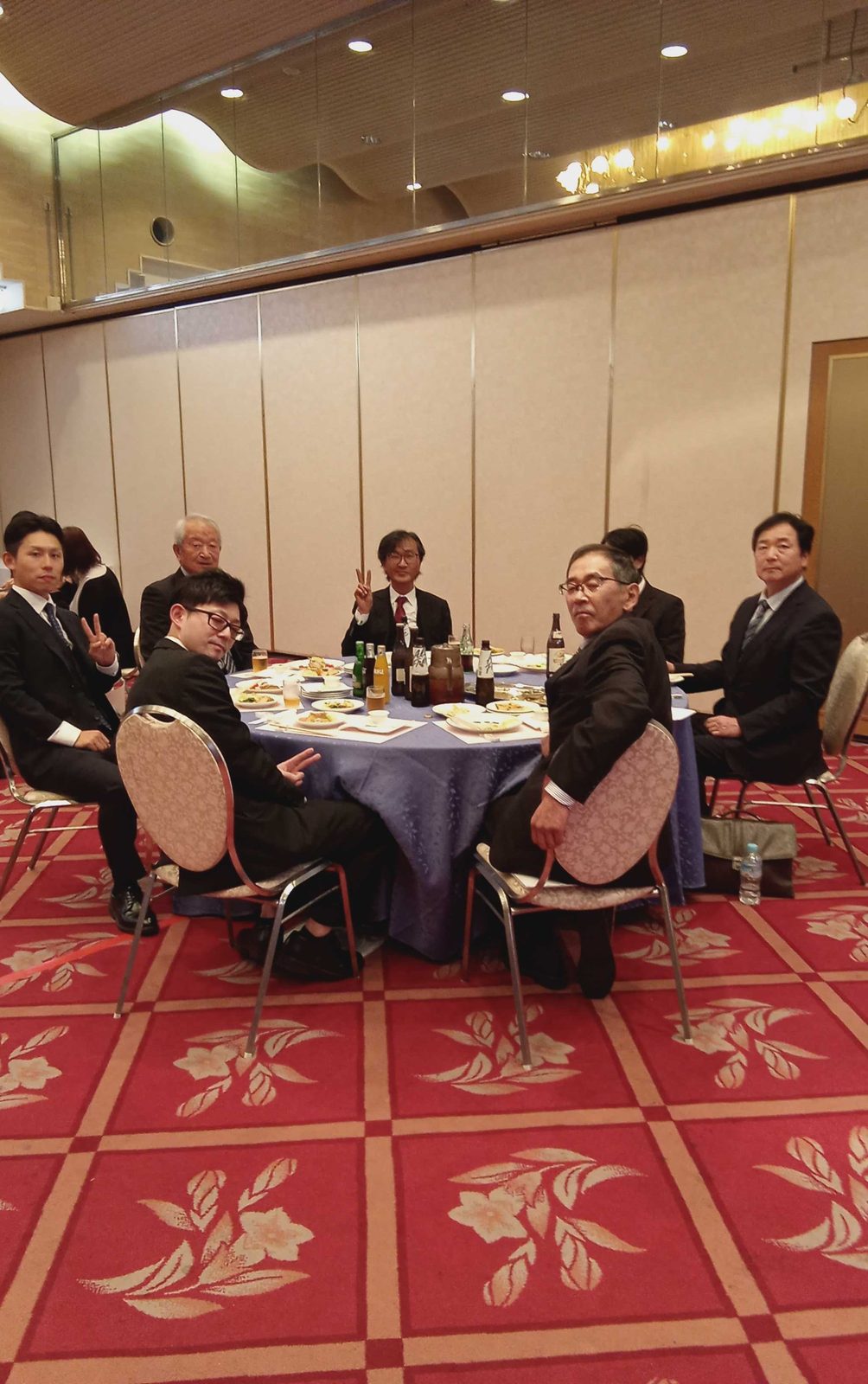 懇親会で円卓を囲む社員