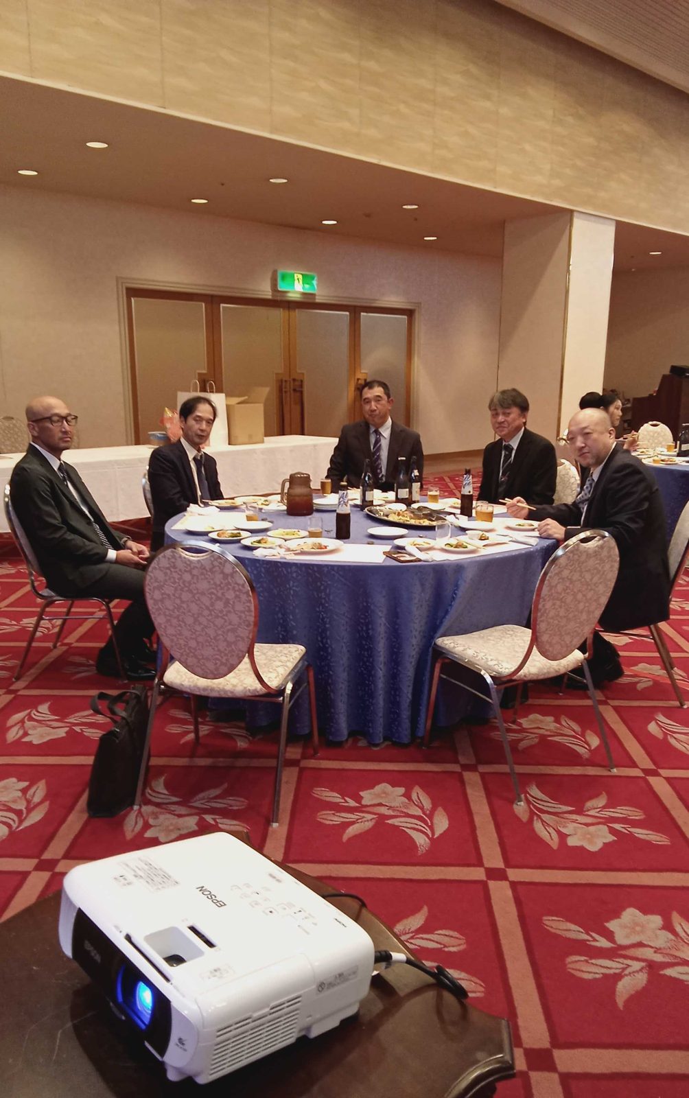 懇親会で歓談する社員