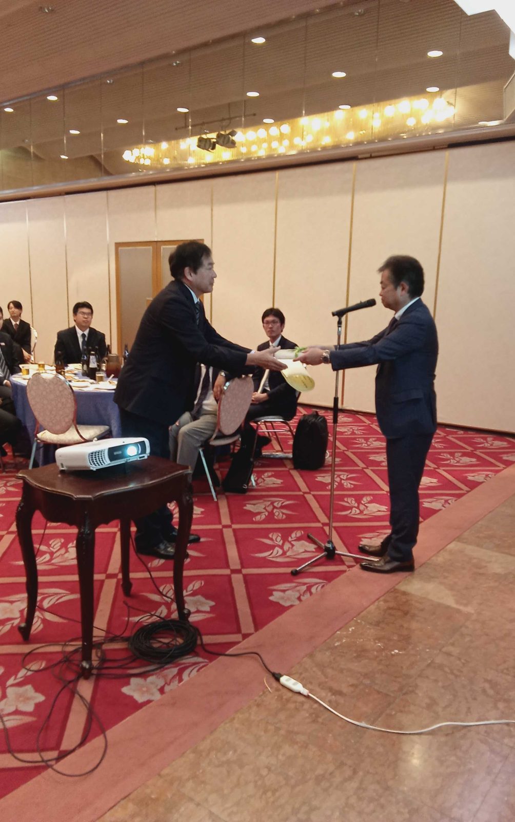 懇親会での表彰の様子